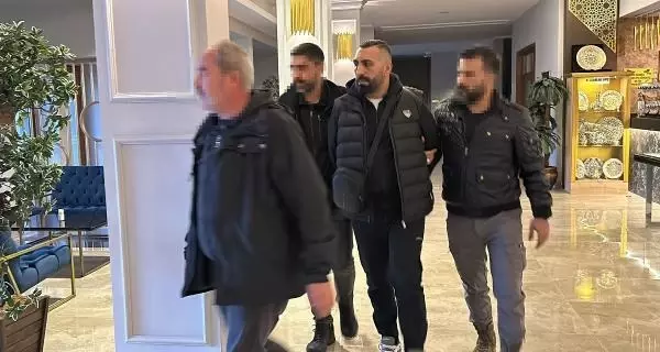 Liderliğini Barış Boyun'un yaptığı 'Daltonlar' çetesine 'Redkit' operasyonu! 13 şüpheli gözaltına alındı Liderliğini Barış Boyun'un yaptığı 'Daltonlar' çetesine 'Redkit' operasyonu! 13 şüpheli gözaltına alındı