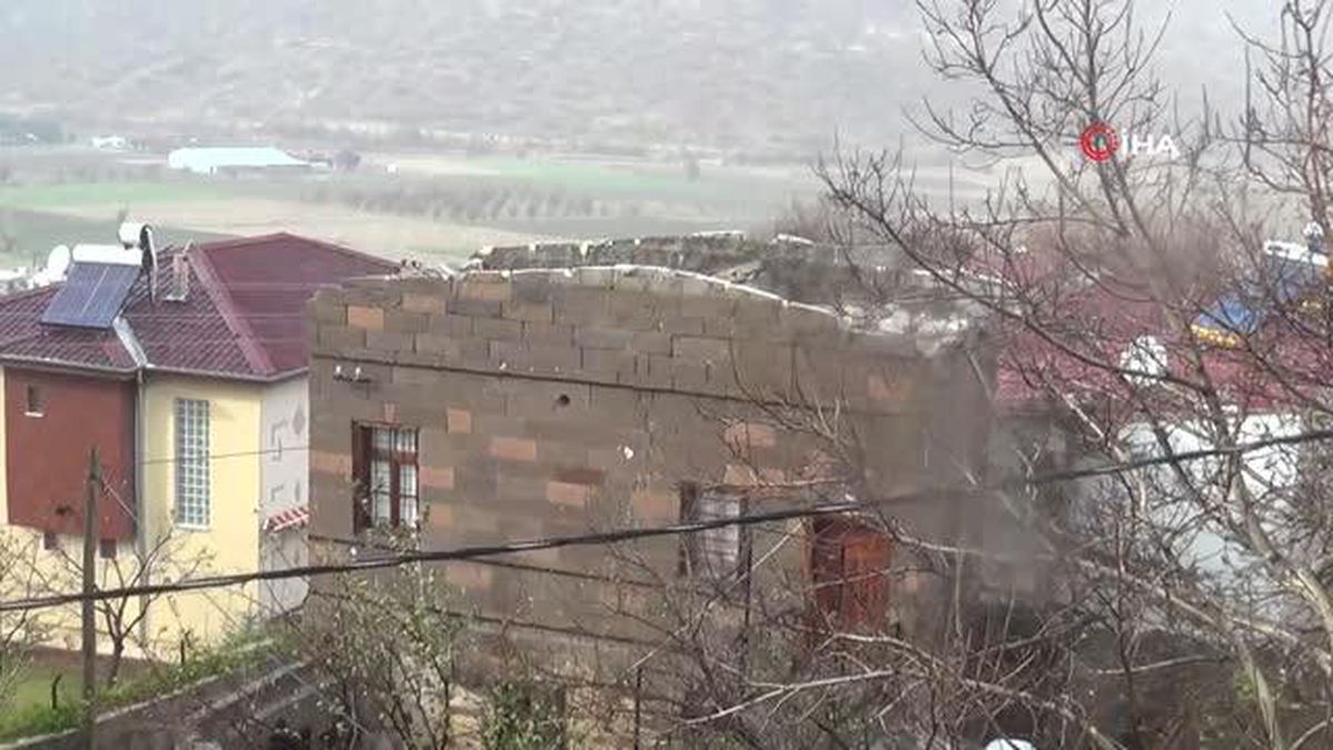 Kayseri'de şiddetli rüzgarın etkisiyle evin çatısı uçtu
