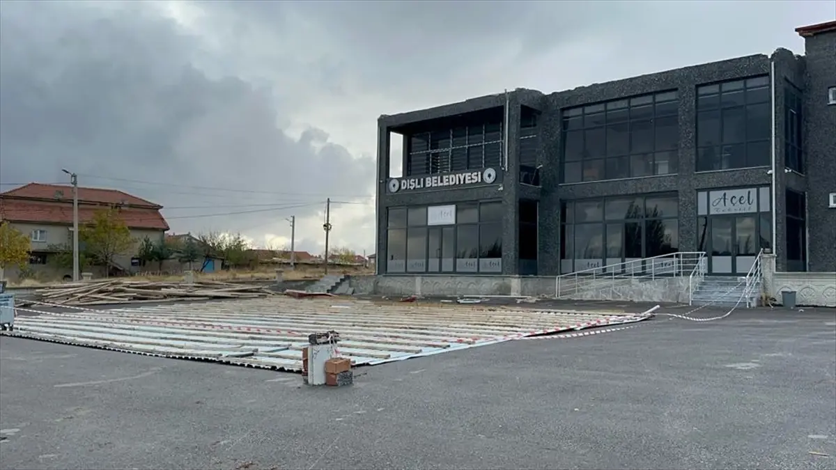 Afyonkarahisar'da şiddetli rüzgardan Dişli Belediyesinin çatısı uçtu