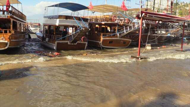 Antalya'da şiddetli yağış ve fırtına; tekneler battı, ağaçlar devrildi Antalya'da şiddetli yağış ve fırtına; tekneler battı, ağaçlar devrildi