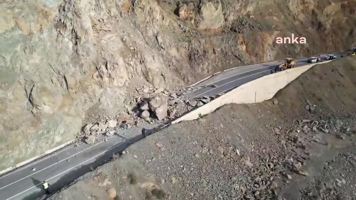 Artvin-Ardahan Karayolunda Heyelan: Yol Trafiğe Kapandı
