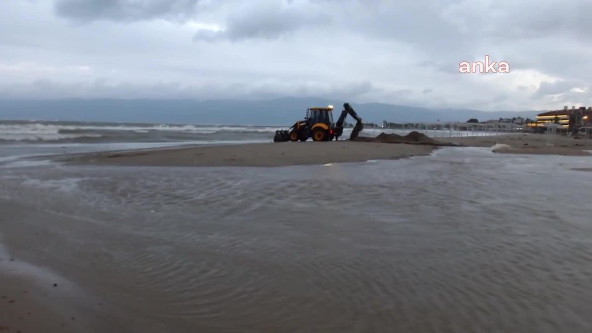 Balıkesir'de fırtına: Deniz sokaklara taştı, yazlıklar su bastı