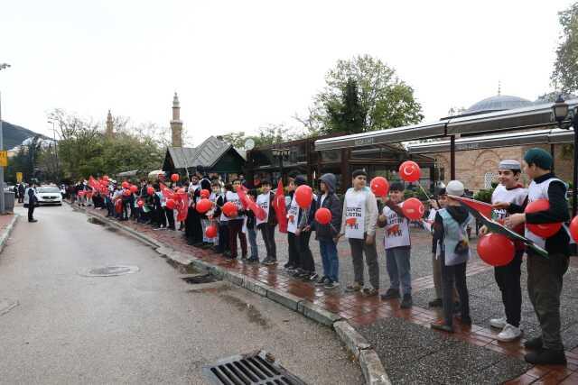 Bursa'da 5 Bin Çocuk, Filistin İçin 1,5 km'lik Sevgi Zinciri Oluşturdu Bursa'da 5 Bin Çocuk, Filistin İçin 1,5 km'lik Sevgi Zinciri Oluşturdu