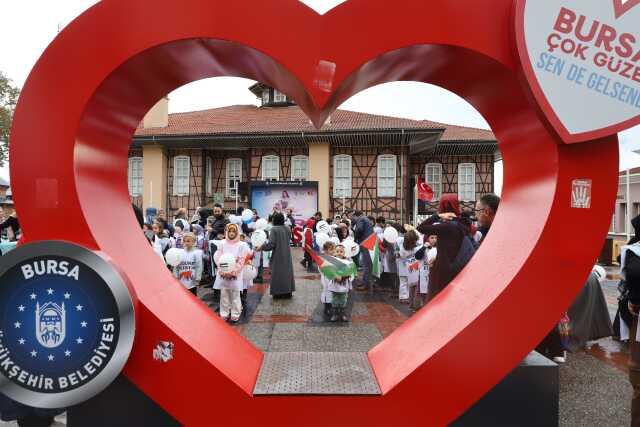 Bursa'da 5 Bin Çocuk, Filistin İçin 1,5 km'lik Sevgi Zinciri Oluşturdu Bursa'da 5 Bin Çocuk, Filistin İçin 1,5 km'lik Sevgi Zinciri Oluşturdu