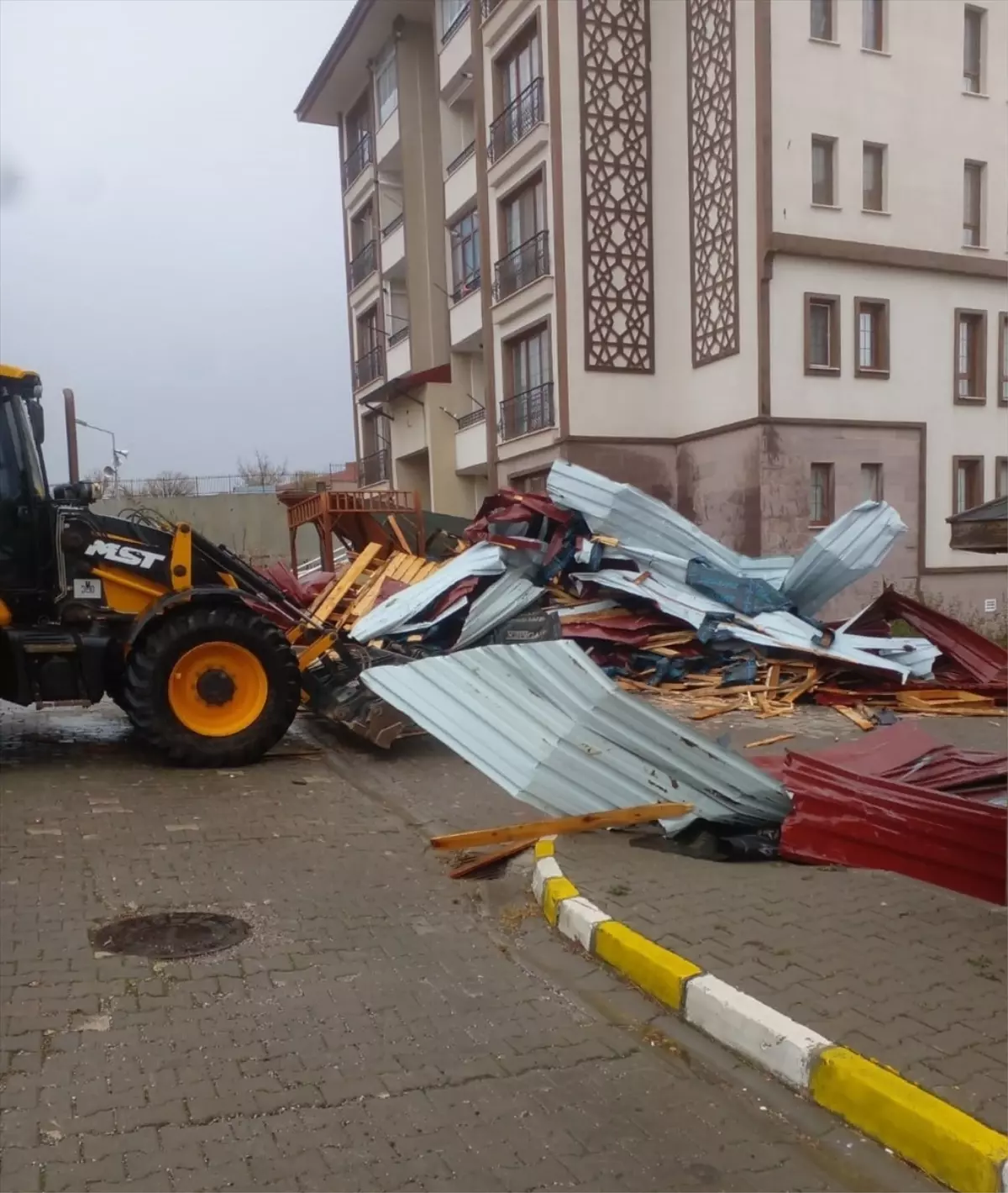 Çankırı'da fırtına nedeniyle bir apartmanın çatısı uçtu