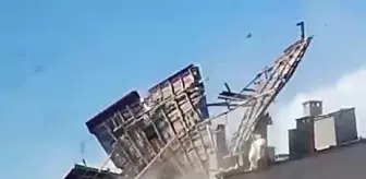 Sivas'ta fırtına ekili oldu... Binanın çatısı böyle uçtu