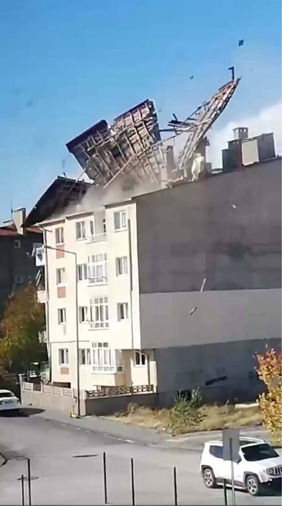 Sivas'ta fırtına ekili oldu... Binanın çatısı böyle uçtu