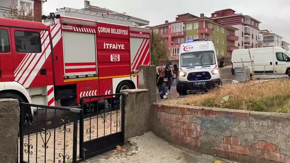 Çorum'da Bir Binanın Çatısına Yıldırım Düştü