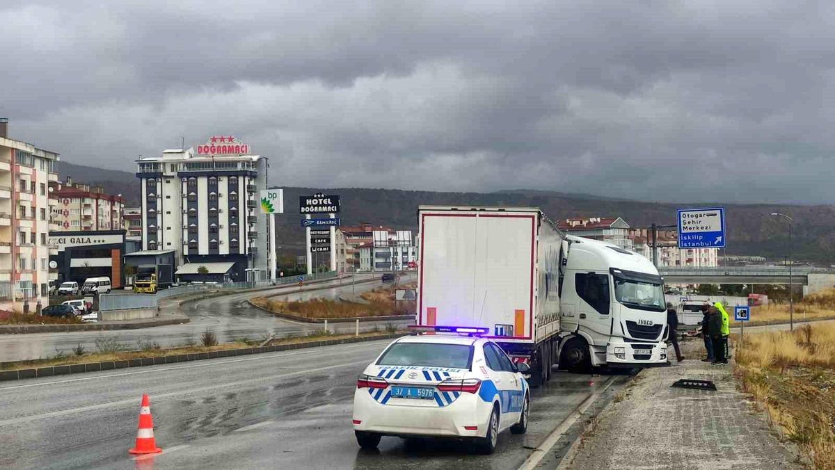 Tosya'da makas atan tır bariyerlere çarptı