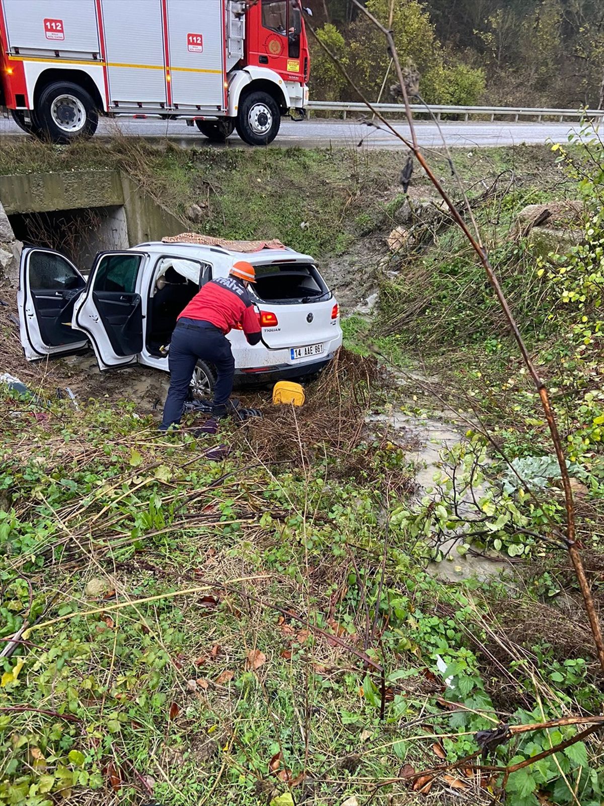 Bolu'da dere yatağına düşen otomobilin sürücüsü hastaneye kaldırıldı