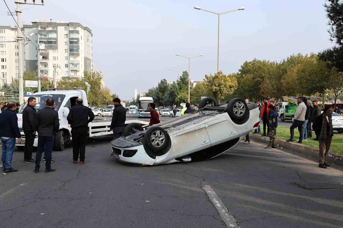 Diyarbakır'da Otomobil Takla Attı, 1 Kişi Yaralandı
