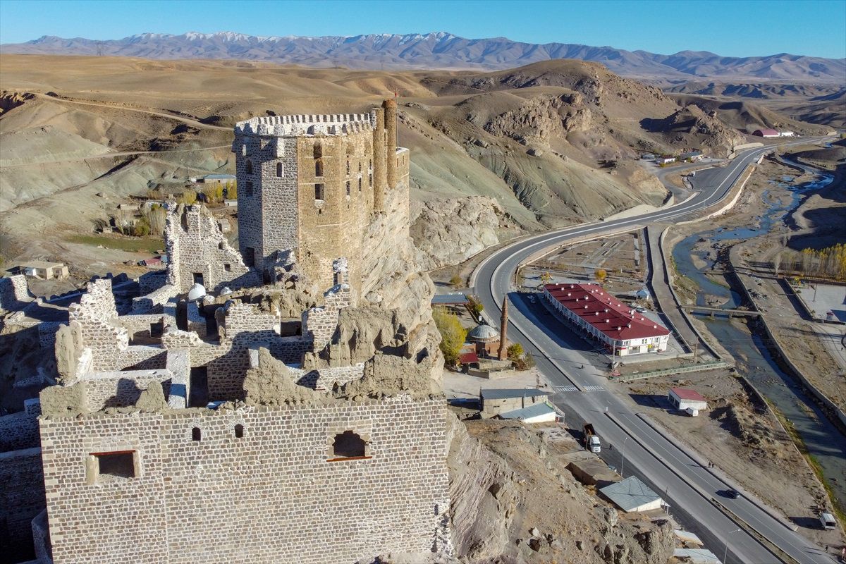 Van'ın Gürpınar ilçesindeki Hoşap Kalesi restorasyon çalışmalarıyla eski ihtişamına kavuşuyor