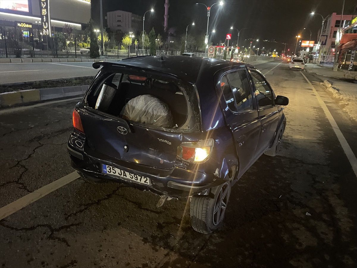 Elazığ'da üç otomobilin karıştığı zincirleme trafik kazasında 3 kişi yaralandı