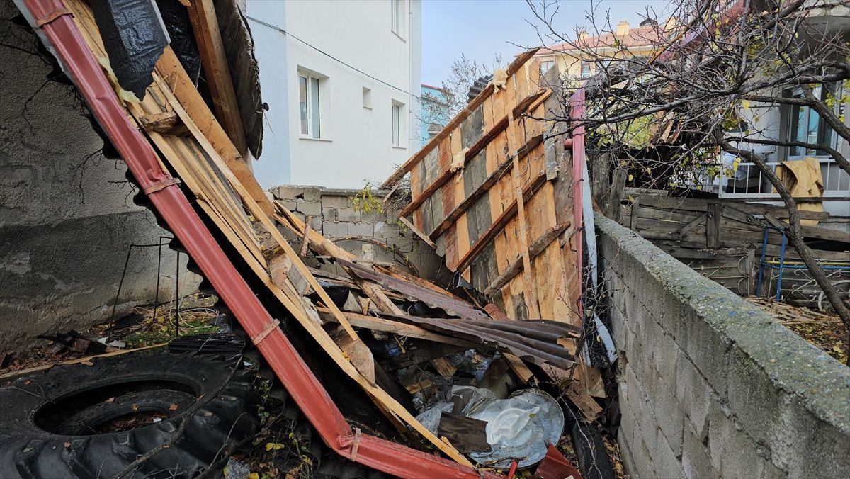 Erzincan'da fırtına nedeniyle bir apartmanın çatısı uçtu