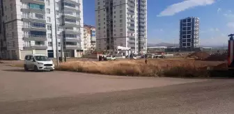 Sivas'ta Fırtına Sonucu Çatı Uçtu, 2 Otomobil Hasar Gördü