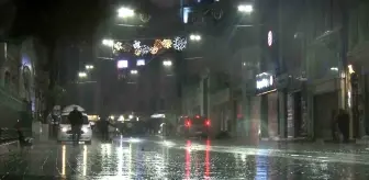 Taksim'de Şiddetli Fırtına ve Sağanak Yağış