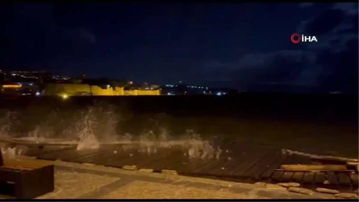 Foça'da fırtına iskeleyi yıktı