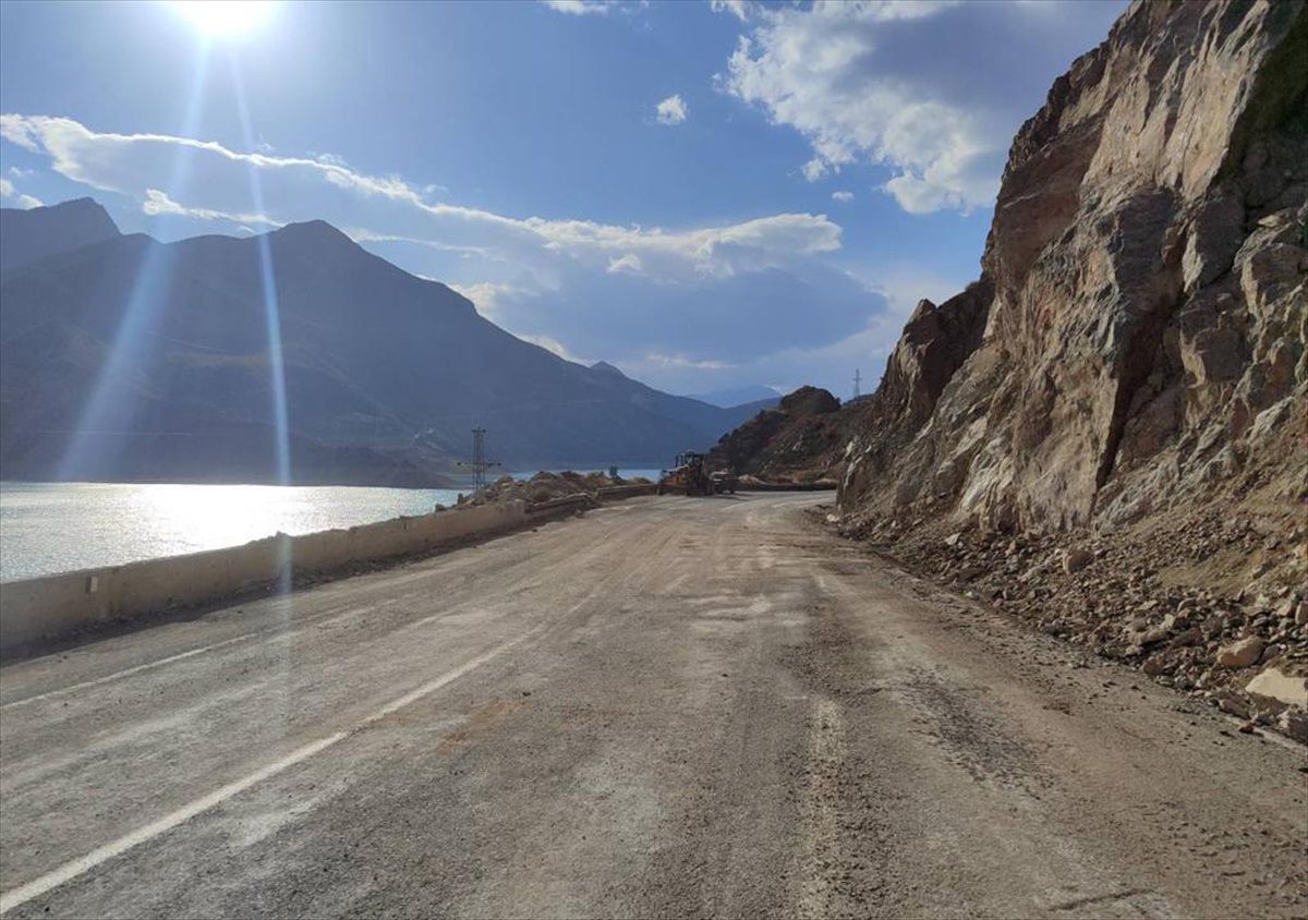 Artvin-Ardahan kara yolunda heyelan ve kaya düşmesi sonrası ulaşım normale döndü