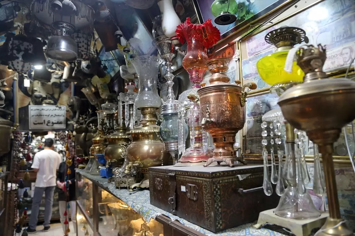 İran'ın İsfahan şehrindeki tarihi çayevi antika eşyalarla bezenmiş