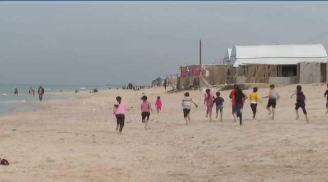 İsrail ordusunun yasağına rağmen onlarca Filistinli sahillere akın etti