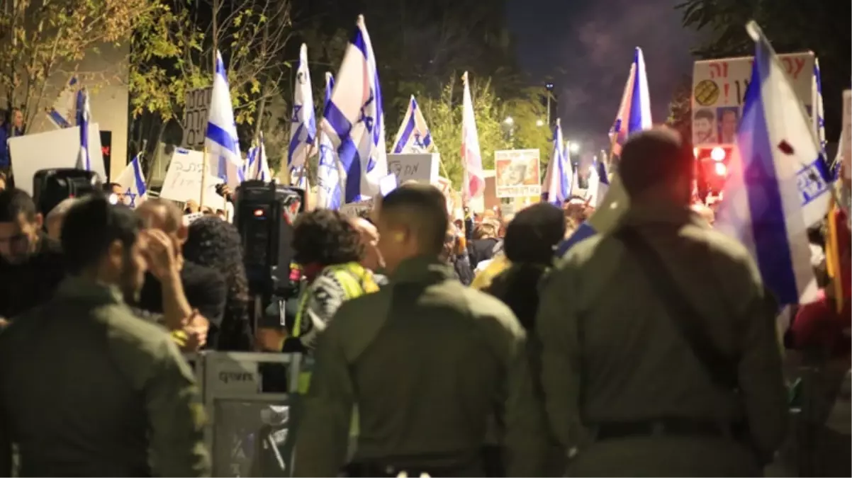 İsrailliler, Netanyahu'nun evinin kapısına dayandı: İstifa et