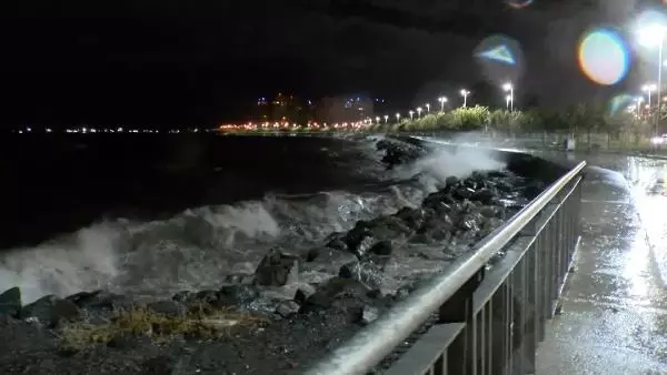 İstanbul'da fırtına nedeniyle bir binanın çatısı uçtu İstanbul'da fırtına nedeniyle bir binanın çatısı uçtu