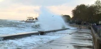 İstanbul'da fırtına nedeniyle dev dalgalar oluştu