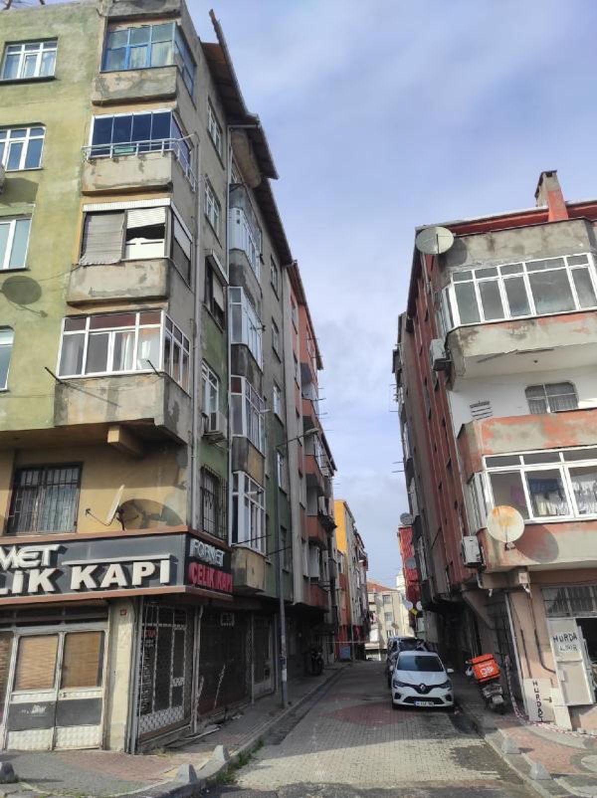 Kağıthane'de Sağanak Yağış ve Fırtına Sonucu Otomobillere Hasar