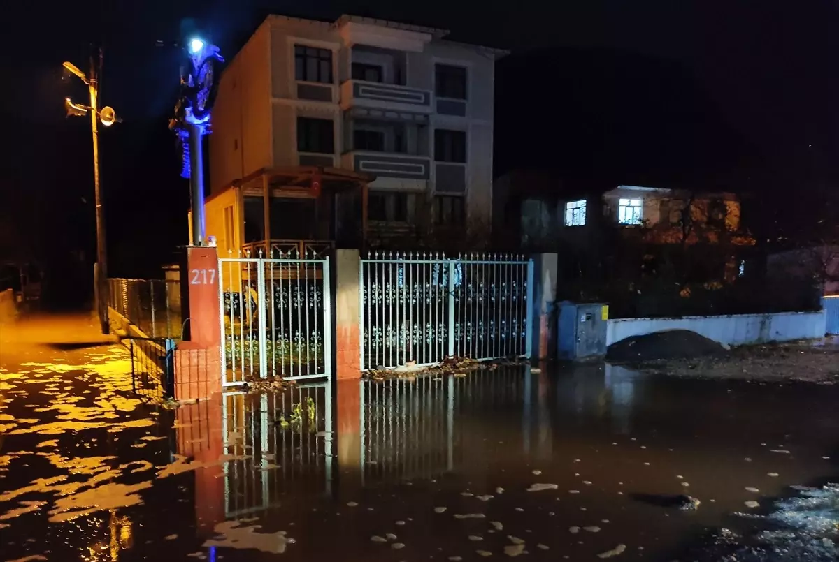 Cide'de fırtına nedeniyle yollar su altında kaldı
