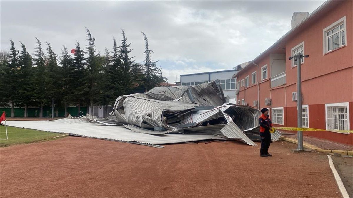 Kırşehir'de rüzgar nedeniyle çatı düştü