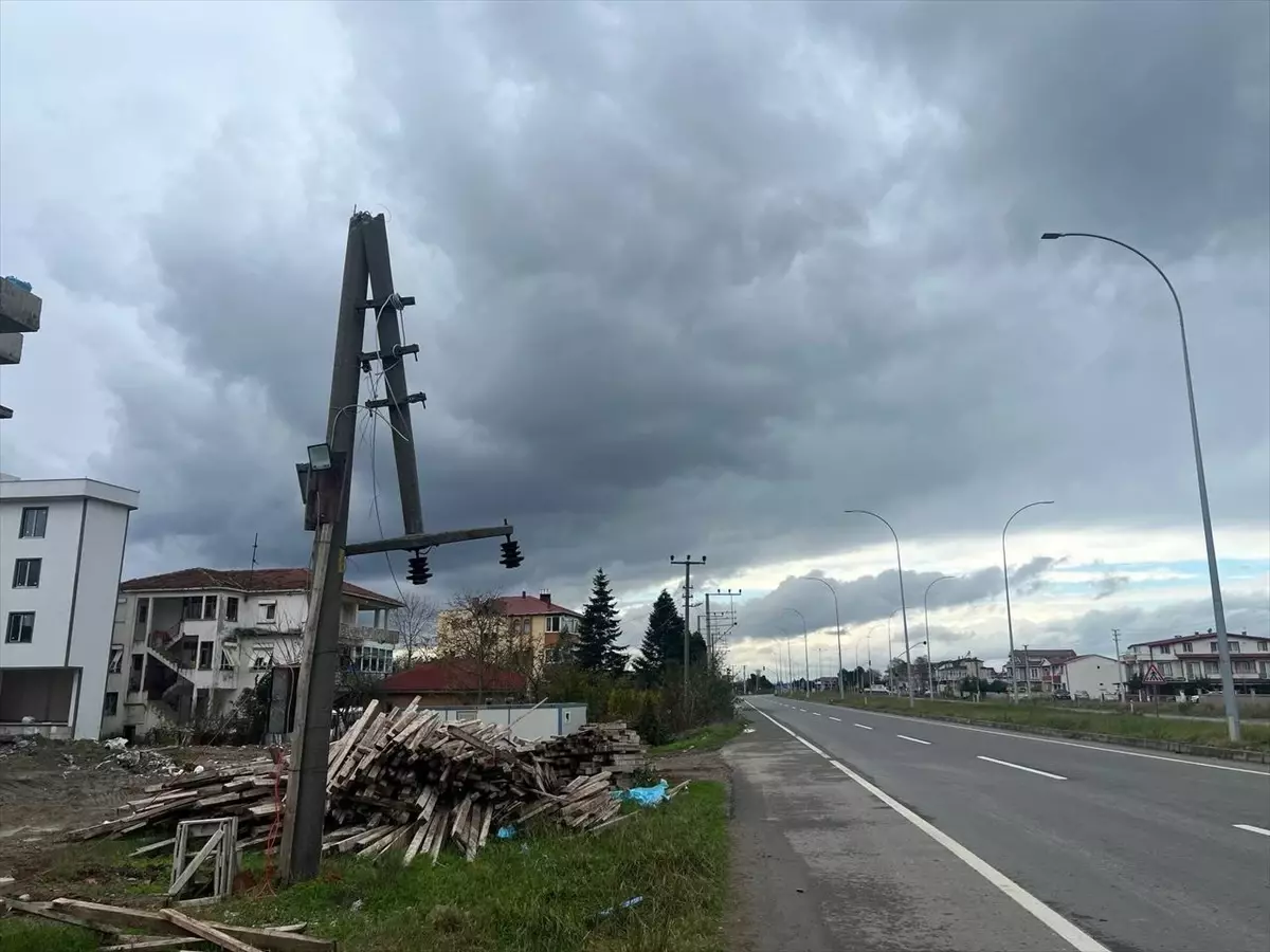 Kocaali'de kuvvetli rüzgar elektrik direklerini yıktı