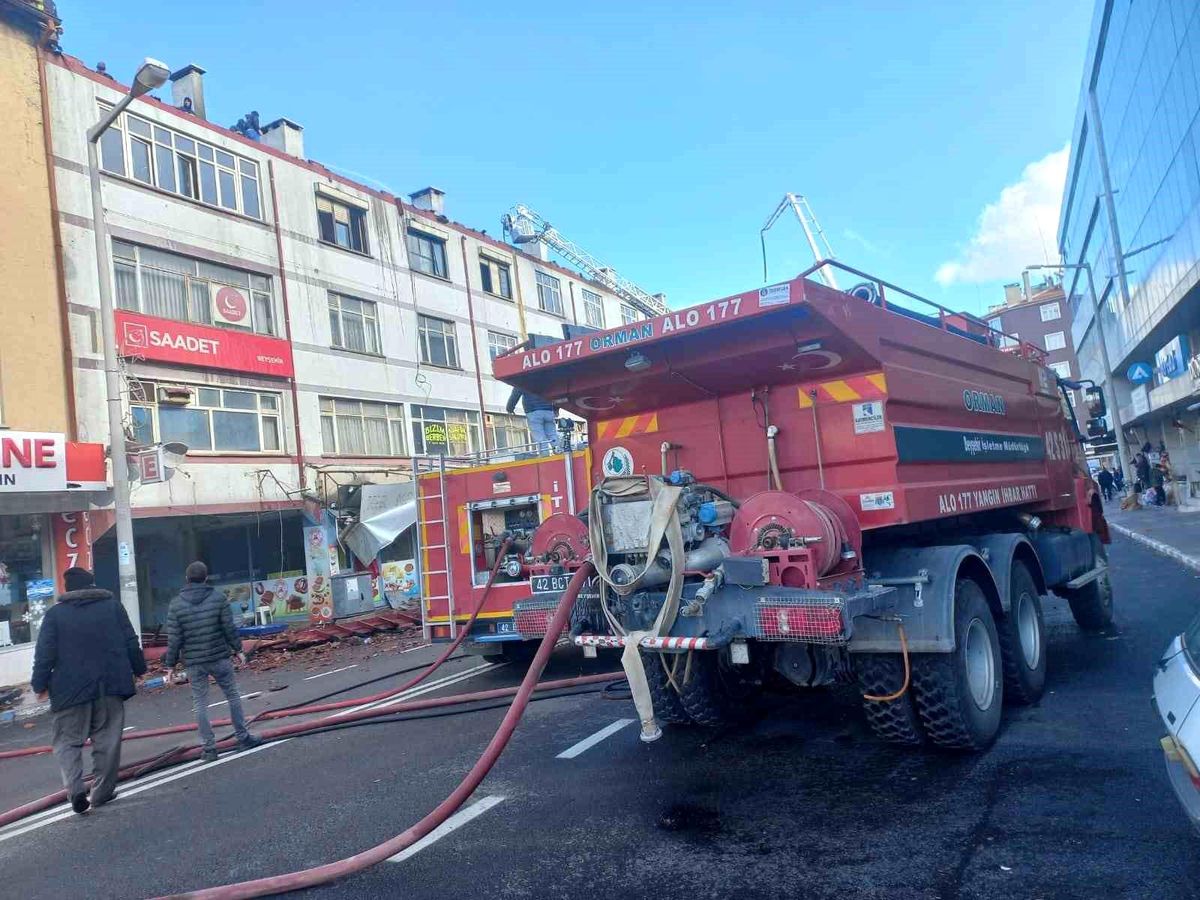 Konya Beyşehir'de İş Hanında Çıkan Yangın Söndürüldü