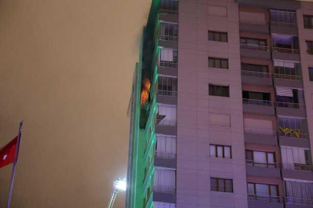 Konya'da apartmanda çıkan yangında eski bakan Lütfi Elvan'ın annesi dumandan etkilendi Konya'da apartmanda çıkan yangında eski bakan Lütfi Elvan'ın annesi dumandan etkilendi