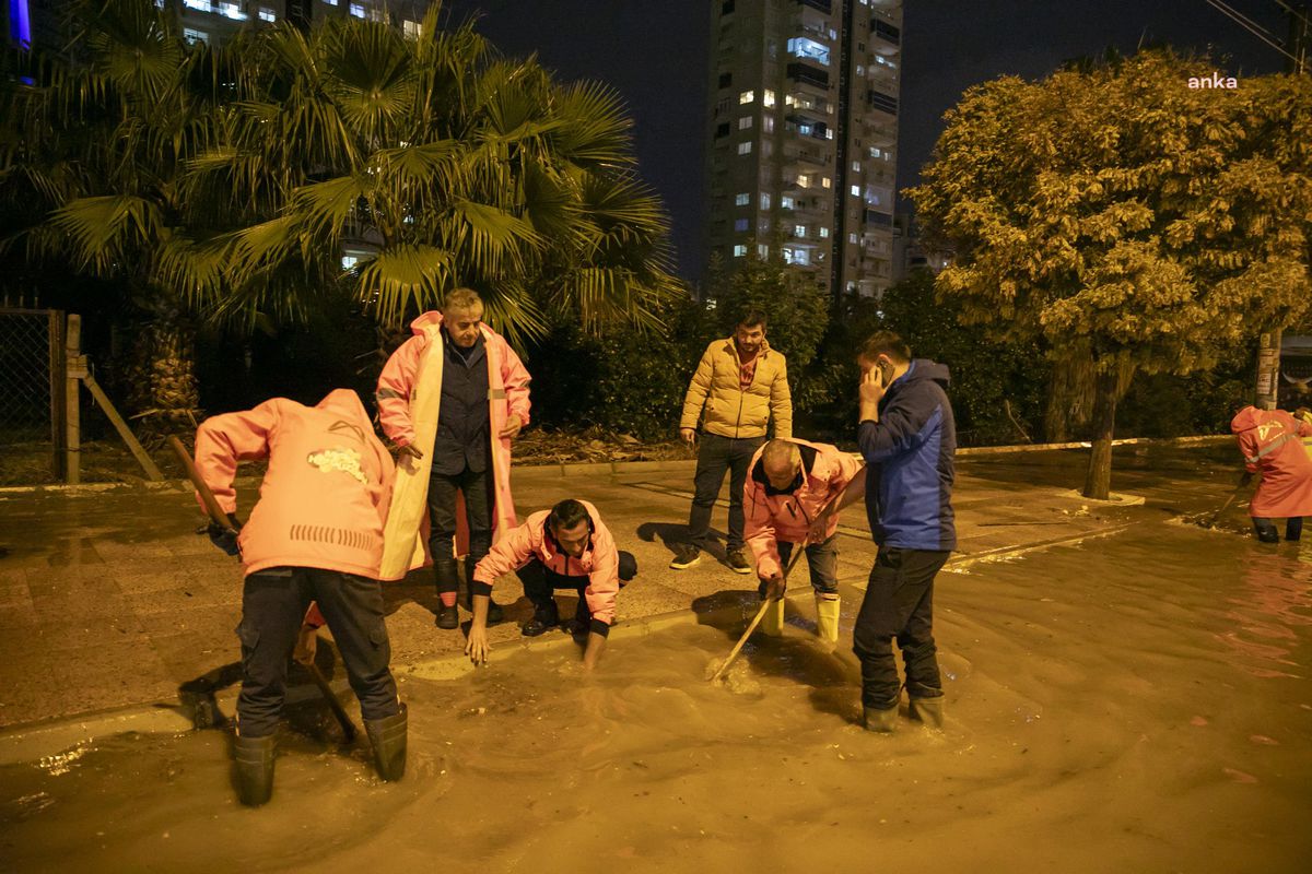 Mersin'de Sağanak Yağışlar Sonrası Büyükşehir Belediyesi Ekipleri Sahada