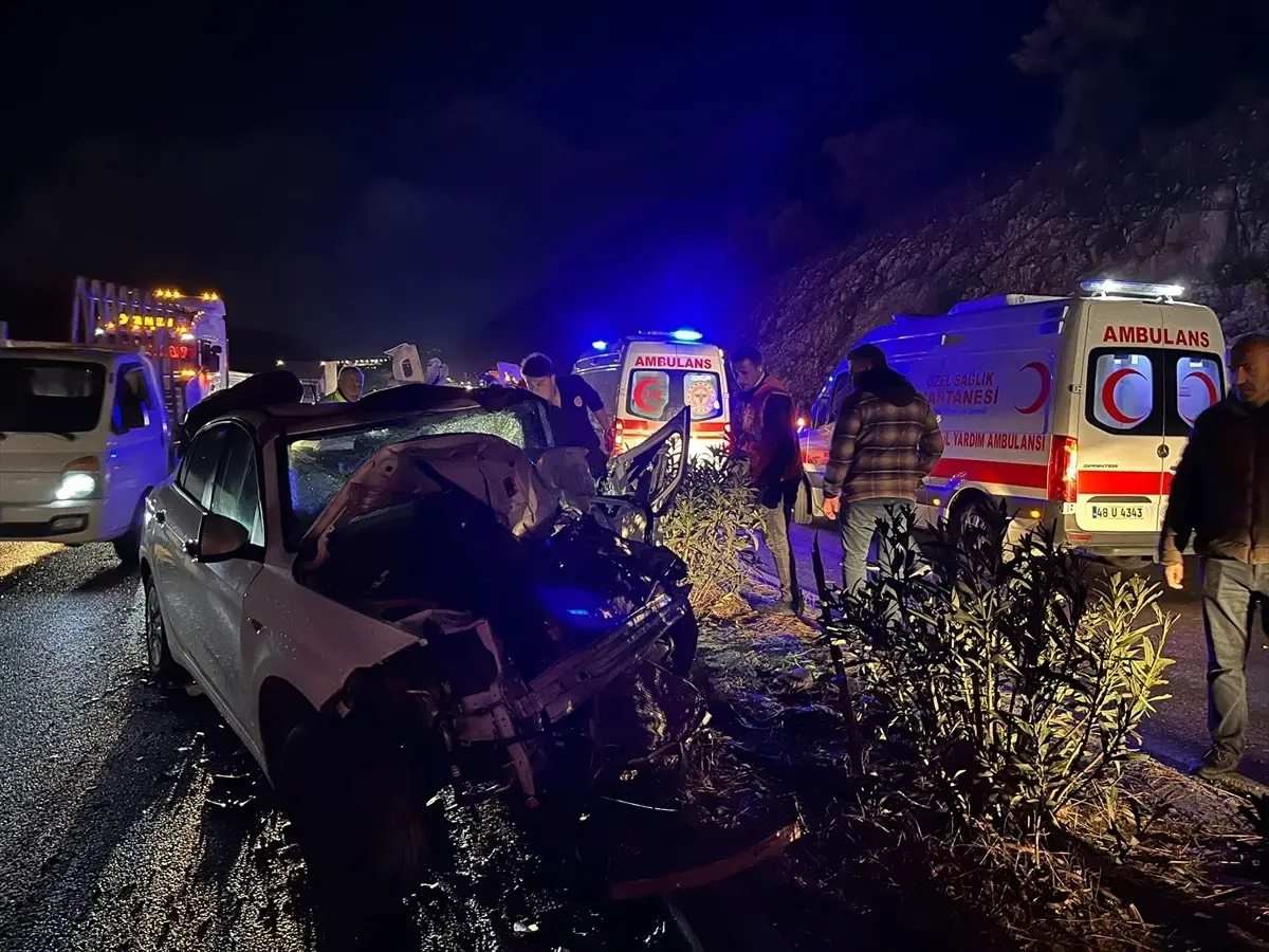 Muğla'da Otomobil ile Hafif Ticari Araç Çarpıştı: 1 Ölü, 4 Yaralı