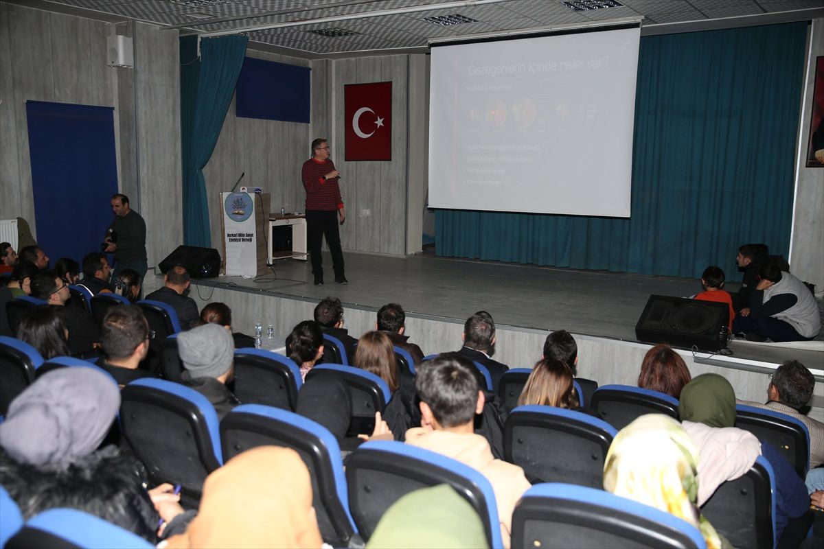 NASA Astrofizikçisi Dr. Umut Yıldız Hakkari'de Öğrencilerle Buluştu