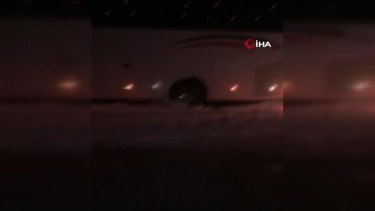 Otobüs kara saplandı, yolcular mahsur kaldı