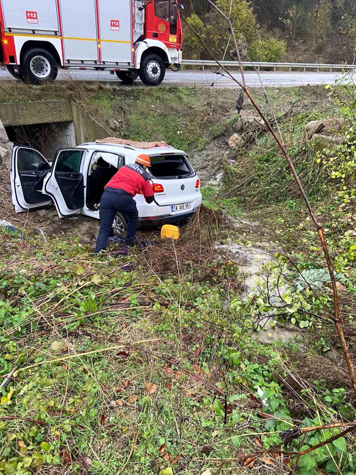 Bolu-Mudurnu yolu üzerinde otomobil dereye uçtu, sürücü yaralandı