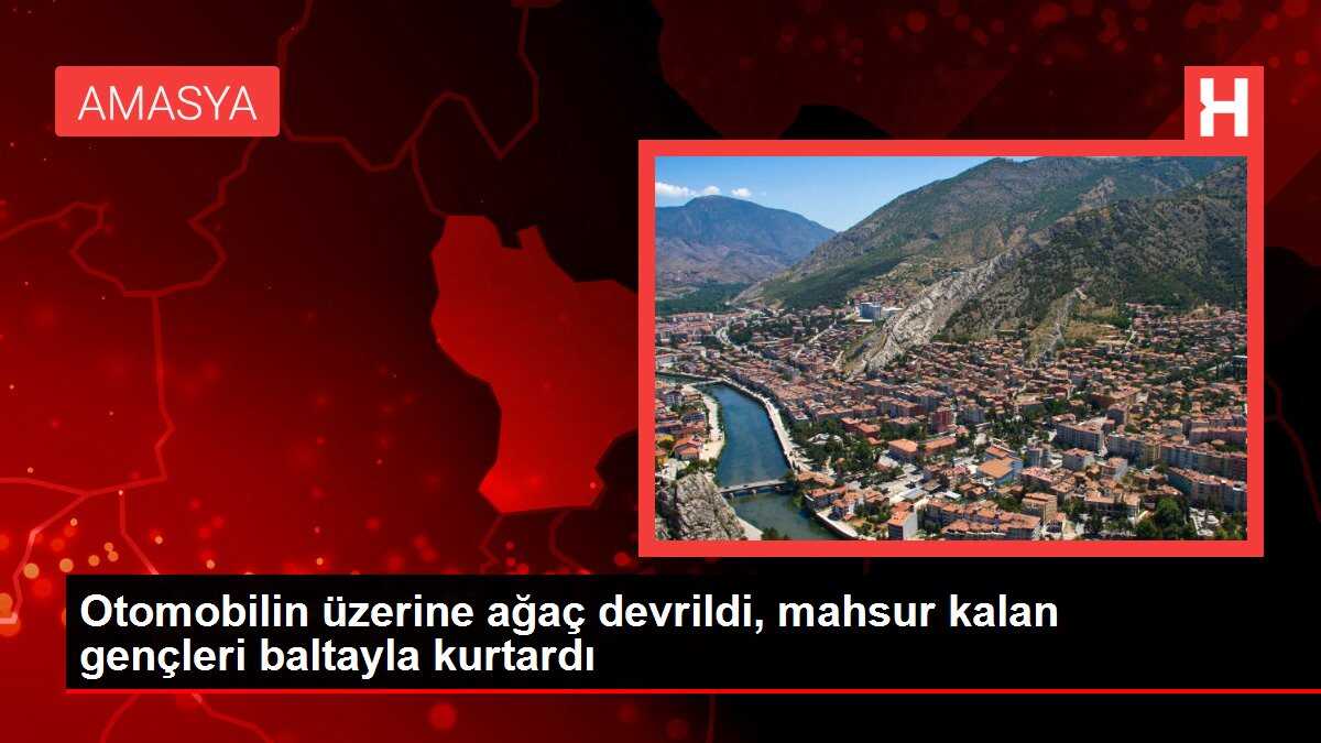 Otomobilin üzerine ağaç devrildi, mahsur kalan gençleri baltayla kurtardı