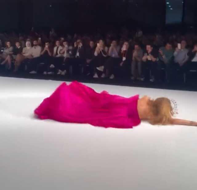 Podyumda elbisesinin azizliğine uğrayan Sema Şimşek yere kapaklandı Podyumda elbisesinin azizliğine uğrayan Sema Şimşek yere kapaklandı