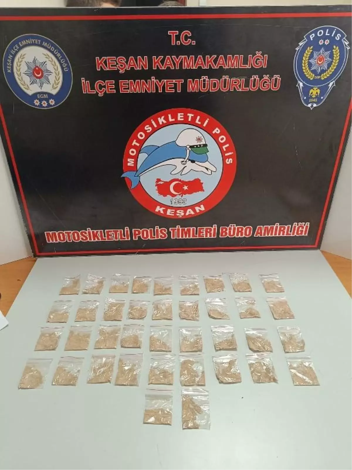 Edirne'de Polisi Görünce Uyuşturucuyu Çöp Konteynerine Attı