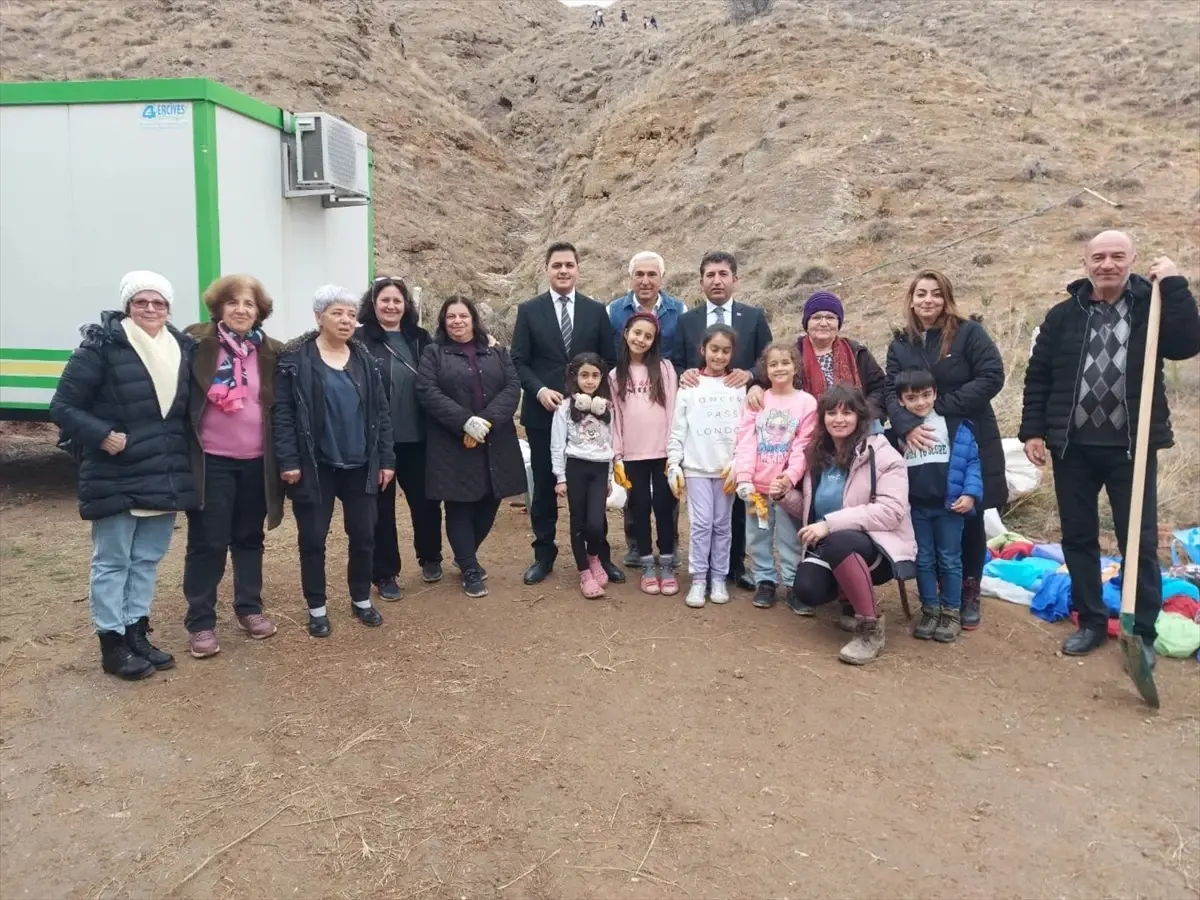 Sivas'ın Zara ilçesinde tatlı badem tohumu ekimi yapıldı
