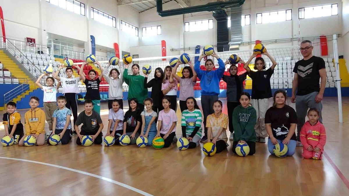 Tavşanlı'da Gençler Voleybol ile Spora Katılıyor
