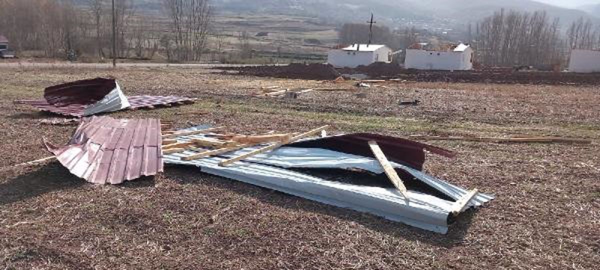 TOKAT'TA KUVVETLİ RÜZGAR; ÇATILAR UÇTU