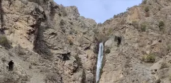 Van'ın Çatak ilçesindeki Celkan Şelalesi doğaseverlerin ilgisini çekiyor