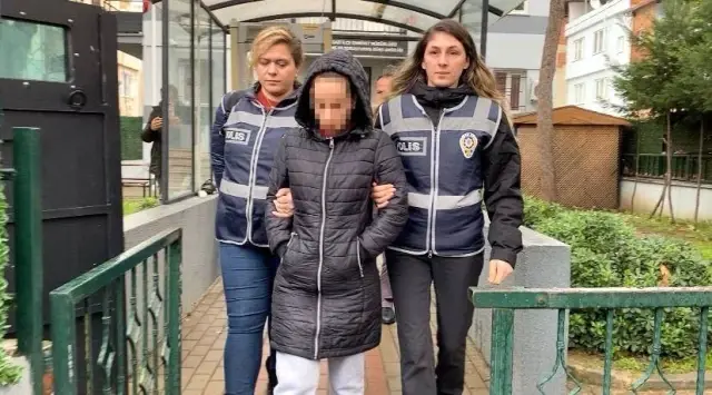 Kocasını 2. kattan aşağı düşürüp 'Beni aldatmanın bedeli bu' diyen kadın tutuklandı Kocasını 2. kattan aşağı düşürüp 'Beni aldatmanın bedeli bu' diyen kadın tutuklandı