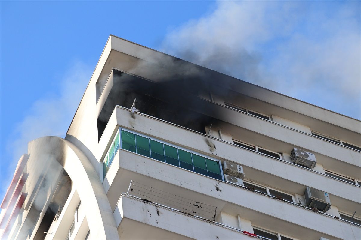 Adana'da apartman dairesinde çıkan yangın söndürüldü