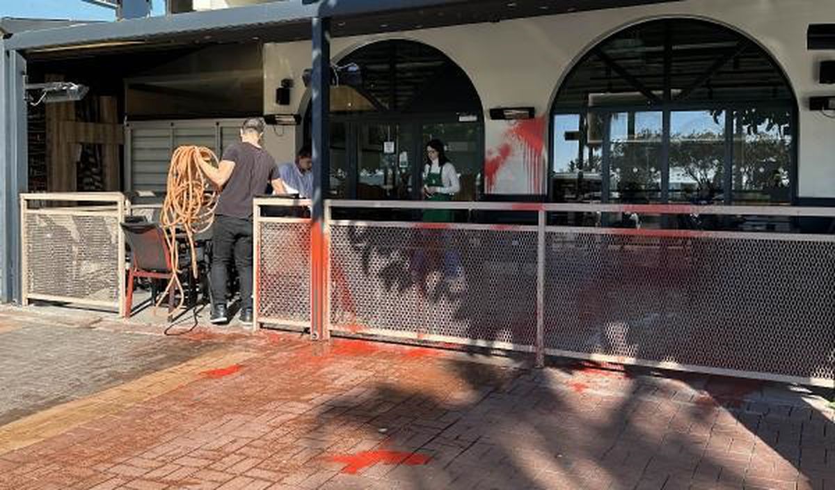 Alanya'da İsrail Protestosu: 5 İş Yerinin Tabelaları Boyandı