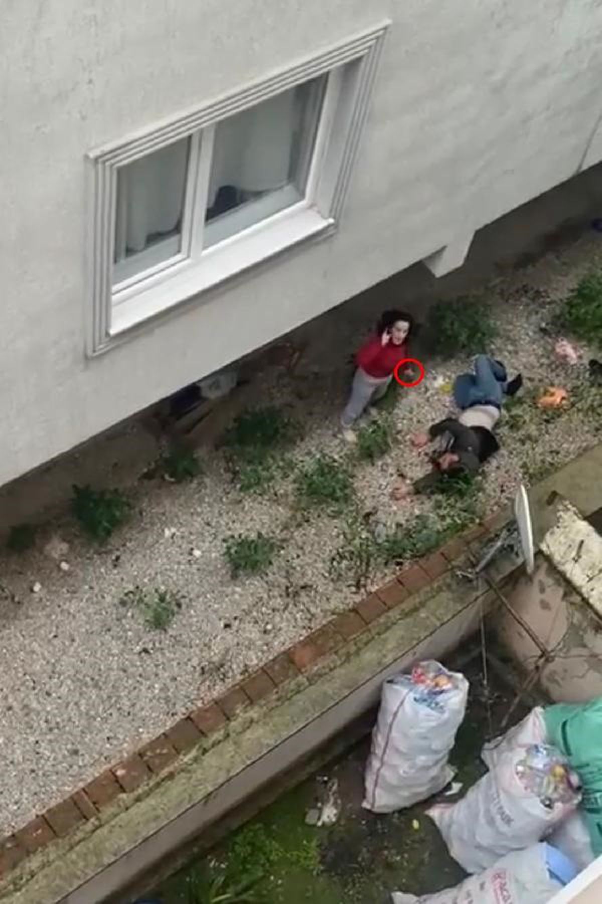 Kadın, kocasını pencereden iterek yaraladı