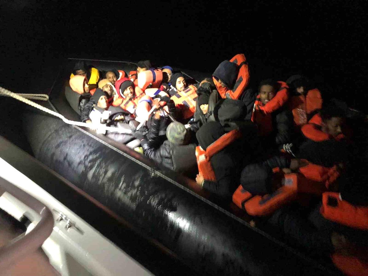 Ayvalık'ta Yunan unsurlarınca patlatılan botlardan kurtarılan 47 göçmen